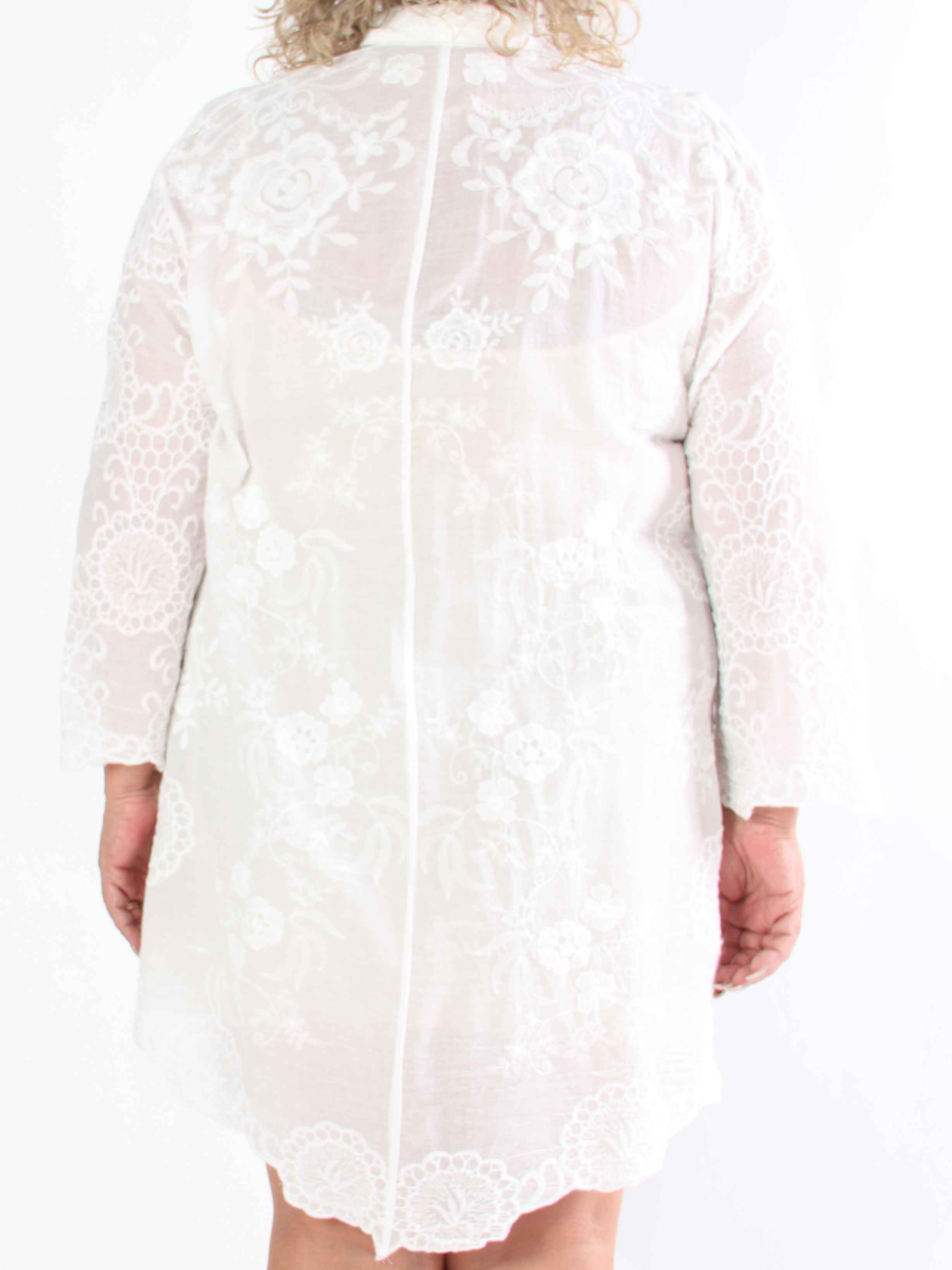 Cynthia - Söt bomullsskjorta i plusstorlek med fint broderi